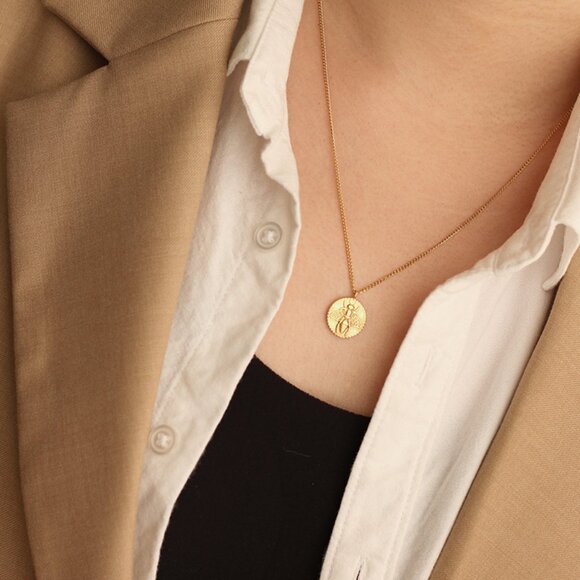 NEW 18K Gold Plated Textured Bee Round Pendant Necklace - Picture 2 of 11